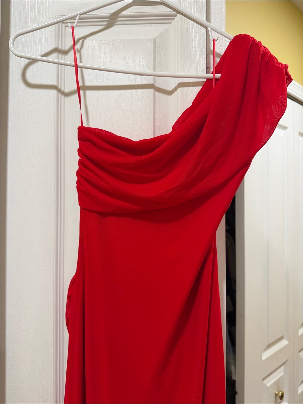 superdown One-Shoulder Red Ruched Column Gown - Picture 3 of 4